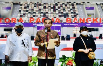 Presiden Joko Widodo (tengah), Ketua DPR Puan Maharani (kanan) dan Menteri PUPR Basuki Hadimuljono (kiri) memberikan keterangan pers saat meninjau Istora Papua Bangkit di Kampung Harapan, Distrik Sentani Timur, Kabupaten Jayapura, Papua, Sabtu (2/10/2021). Selain meresmikan Istora Papua Bangkit, Presiden Joko Widodo juga meresmikan sejumlah arena Pekan Olahraga Nasional (PON) Papua. .