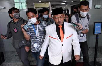 Presiden Partai Keadilan Sejahtera (PKS) Ahmad Syaikhu (kedua kanan) menjawab pertanyaan wartawan usai mendaftarkan permohonan uji materi Pasal 222 Undang-undang Nomor 7 Tahun 2017 tentang Pemilihan Umum (UU Pemilu) di Mahkamah Konstitusi (MK), Jakarta, Rabu (6/7/2022). Menurut Ahmad Syaikhu, permohonan uji materi yang terkait ambang batas pencalonan presiden (