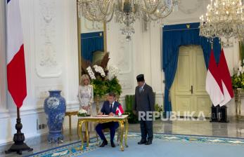 Prabowo Sambut Kedatangan Presiden Prancis dan Ibu Negara di Istana