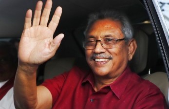 Presiden terpilih Sri Lanka Gotabaya Rajapaksa menyapa pendukungnya saat meninggalkan komisi pemilihan usai pengumuman kemenangannya di Kolombo, Sri Lanka, Ahad (17/11).