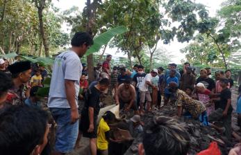 Belasan Jenazah Korban Kecelakan Tol Sumo Dimakamkan di Makam Islam Benowo