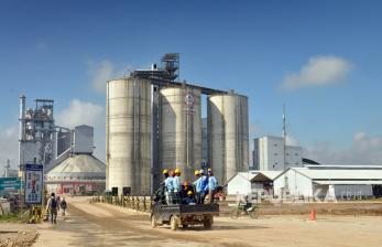 Anggota Komisi VI DPR dari Fraksi Gerindra, Andre Rosiade, meminta PT Semen Indonesia (Persero) atau SIG untuk fokus dalam menjaga operasional produksi. 