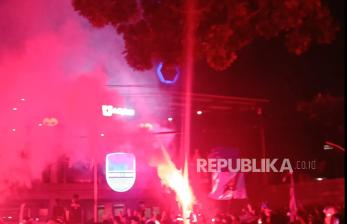 Bobotoh Konvoi Rayakan Persib Juara di Jalanan Kota Bandung 
