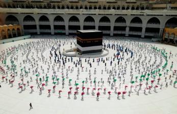 Komisi VIII DPR Berharap Arab Saudi tak Segera Buka Umroh Foto: Ratusan Jamaah haji bertawaf mengelilingi Kabah dengan menjaga jarak sosial  di Masjidil Haram di kota suci Muslim Mekah, Arab Saudi, Rabu (29/7/2020). 