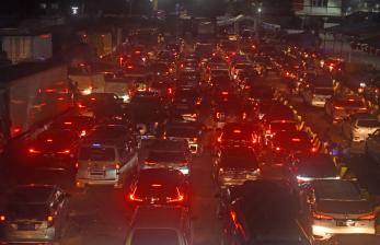 Ratusan kendaraan pribadi yang akan menyeberang ke Pulau Sumatera terjebak kemacetan sebelum masuk ke kapal Roll on-Roll off (RoRo) di Pelabuhan Merak, Banten, Rabu (27/4/2022) dini hari. Polri urai kepadatan pemudik di Pelabuhan Merak dengan berbagai upaya