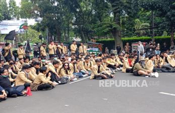 Ratusan Mahasiswa Gelar Demo Tolak Efisiensi Anggaran di Sektor Pendidikan di Bandung