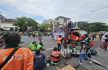 Demo Ojol di Semarang Tuntut Penerbitan UU Transportasi Daring