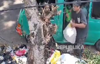 Aksi Sopir Angkot Buang Sampah Karungan di Pinggir Jalan di Bandung Terekam CCTV