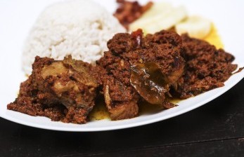   Presiden kelima RI, Megawati Soekarnoputri ketika menyambut Lebaran Idul Fitri 1443 H selalu menyiapkan menu rendang ayam bagi keluarganya.  Tampak menu rendang ayam (ilustrasi)