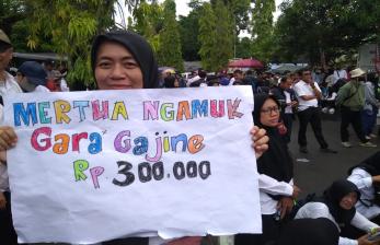 In Picture:  Ribuan Guru Honorer Indramayu Protes Hasil Pengangkatan