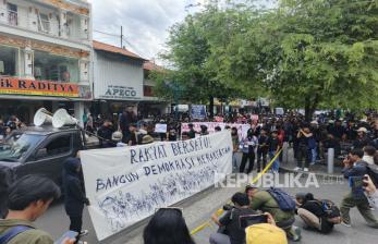 Massa 'Jogja Memanggil' Sampaikan 10 Persoalan dalam Demonstrasi Indonesia Gelap