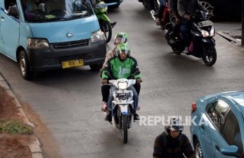 Salah satu layanan transportasi berbasis aplikasi daring, Gojek, melaju di jalanan ibu kota. Anggota Komisi V DPR RI, Suryadi Jaya Purnama, mengomentari soal tarif baru ojek online yang diatur dalam Keputusan Kementerian Perhubungan (Kemenhub) Nomor KP 564 Tahun 2022 Tentang Pedoman Perhitungan Biaya Jasa Penggunaan Sepeda Motor yang Digunakan untuk Kepentingan Masyarakat yang Dilakukan dengan Aplikasi. Suryadi mendorong agar biaya sewa aplikasi diturunkan.