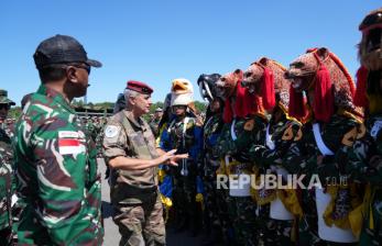 Satgas Patriot II TNI dan Militer Prancis Kompak Mainkan Tari Pacu Jalur