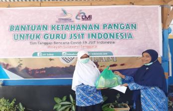 Sebagai contoh gotong royong berbasis komunitas, JSIT menyalurkan bantuan ketahanan pangan untuk guru.