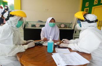 Sebanyak 49 orang santri dan 5 orang guru di pondok pesantren Al-Kasyaf, Cileunyi, Kabupaten Bandung terkonfirmasi positif Covid-19 usai menjalani uji usap antigen. Mereka saat ini sedang menjalani isolasi mandiri pasca dinyatakan positif Covid-19.