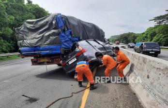 Truk Fuso Pecah Ban di KM 80 Tol Cipularang Tabrak Avanza Hingga Ringsek