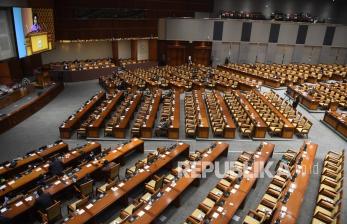 Sejumlah anggota DPR mengikuti Rapat Paripurna pengesahan UU Pertanggungjawaban atas Pelaksanaan (P2) Anggaran Pendapatan dan Belanja Negara (APBN) Tahun Anggaran 2020 di Kompleks Parlemen, Senayan, Jakarta, Selasa (7/9/2021). DPR secara resmi mengesahkan RUU P2 APBN 2020 menjadi undang-undang.