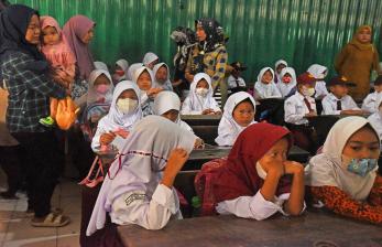 Sejumlah ibu rumah tangga menemani anaknya masuk sekolah pada hari pertama pembelajaran tatap muka (PTM) 100 persen di SD Negeri 07 Kota Serang, Banten, Senin (18/7/2022). Pemda setempat untuk pertama kalinya memberlakukan pembelajaran tatap muka untuk seluruh siswa secara bersamaan sejak pandemi COVID-19 untuk terus diawasi dan dievaluasi kembali setiap dua pekan. 