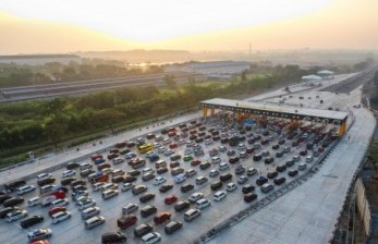 Sejumlah kendaraan pemudik antre memasuki Gerbang Tol Cikampek Utama, Cikampek, Jawa Barat. (Ilustrasi). Anggota Komisi V DPR RI dari Fraksi PKS, Toriq Hidayat, mengingatkan Kementerian Perhubungan (Kemenhub) perlu mengantisipasi lonjakan pemudik pada Lebaran 2023. 