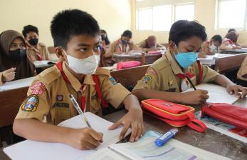 Sejumlah murid menyimak materi pelajaran saat proses belajar mengajar di Sekolah Menengah Pertama (SMP) Budaya di kawasan Duren Sawit, Jakarta Timur.