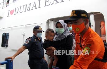 Sejumlah penumpang kapal dari Kepulauan Riau tiba di Pelabuhan Bandar Sri Junjungan Dumai, Riau, Rabu (19/5/2021). Pengoperasian kapal penumpang kembali normal di Pelabuhan Dumai setelah berakhirnya masa penyekatan pada 17 Mei 2021 dan terjadi lonjakan arus balik penumpang dengan diangkut menggunakan dua armada kapal yang tiba di pelabuhan tersebut. 