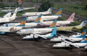 Sejumlah pesawat terbang milik maskapai Merpati Nusantara Airlines terparkir di Pusat Perawatan Pesawat Merpati. Majelis Hakim Pengadilan Negeri Surabaya membatalkan Perjanjian Perdamaian (homologasi) PT Merpati Nusantara Airlines (Persero) pada Kamis (2/6) di Pengadilan Niaga pada Pengadilan Negeri Surabaya. Dengan putusan tersebut, maka Merpati Airlines mendapat payung hukum dan selangkah lebih dekat menuju pembubaran.