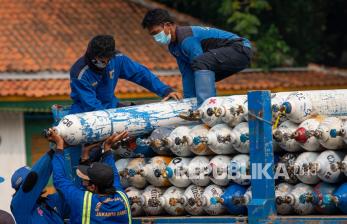 Sejumlah petugas menurunkan tabung oksigen dari truk di Posko Darurat Oxygen Rescue, kawasan Monumen Nasional (Monas), Jakarta, Senin (5/7/2021). Pemerintah Provinsi DKI Jakarta menyediakan posko tersebut untuk memenuhi kebutuhan oksigen di rumah sakit, melalui penyediaan tambahan tabung, isi ulang, dan distribusi tabung oksigen seiring masih tingginya kasus COVID-19 di Ibu Kota. 