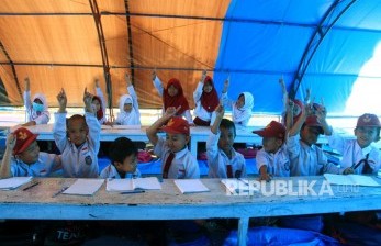 Belajar bisa dimana saja salah satu yang ditanamkan dalam merdeka belajar. Foto sejumlah siswa dan siswi sekolah dasar mengikuti proses belajar di tenda pengungsian sementara. (ilustrasi)