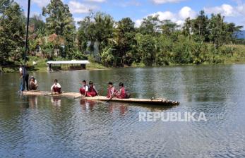 Bertaruh Nyawa, Sejumlah Siswa SD di Bandung Barat Naik Rakit Sebrangi Waduk Saguling ke Sekolah