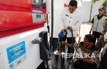 Sejumlah SPBU di wilayah Kota Tasikmalaya diperiksa Balai Kemetrologian Tasikmalaya dan Dinas KUMKM Perindag Kota Tasikmalaya. (Republika/Fuji E Permana)  