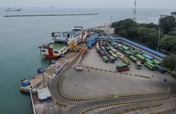 Sejumlah truk menunggu untuk menaiki kapal pada hari pertama pemberlakuan larangan mudik Idul Fitri 1442 Hijriah di Pelabuhan Merak, Banten.