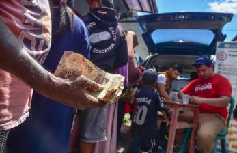 Sejumlah warga mengantre untuk menukarkan uang rusak ke petugas Bank Indonesia (BI). Indonesia Papua menggelar ekspedisi Rupiah berdaulat di enam daerah terdepan, terpencil, dan tertinggal.