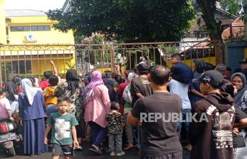 Warga Berdesak-Desakan Antre Daging Hewan Kurban di Bandung