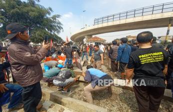 Warga Buka Paksa Bantalan Beton yang Tutup Perlintasan Rel Kereta Api Ciroyom