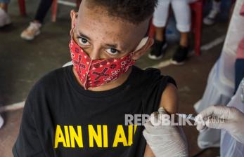 Dinkes Gelar Vaksinasi Akhir Pekan di Ambon City Center. Seorang anak disuntik vaksin COVID-19 di Pattimura Park, Kota Ambon, Maluku.