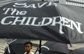 Seorang anak mengikuti aksi menentang kekerasan seksual terhadap anak dan perempuan. Tukang pijat cabuli anak di bawah umur dengan modus ritual agar anak berprestasi. Ilustrasi.