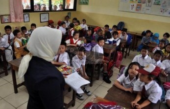 Seorang guru sedang mengajar para siswa. (ilustrasi) 