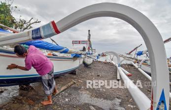 Seorang nelayan membersihkan perahunya yang diparkir di kampung nelayan Pondok Perasi, Kelurahan Bintaro Jaya, Ampenan, Mataram, NTB. Anggota Komisi IV DPR RI TA Khalid mengusulkan agar adanya subsidi khusus BBM bagi nelayan kecil dalam rangka membantu mereka dalam menghadapi kinerja mereka saat melaut, terutama dalam masa pandemi COVID-19 seperti sekarang ini.
