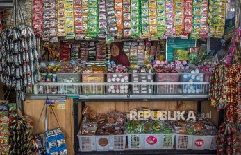 Seorang pedagang makanan dan minuman ringan menanti pembeli (ilustrasi). Sebanyak 5 juta pelaku usaha ultra mikro masih mengandalkan rentenir