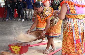 In Picture: Lomba Menampik Padi di Pekan Gawai Dayak ke-36