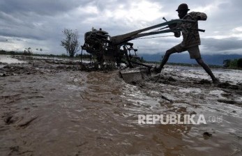 Seorang petani membajak sawah untuk ditanami padi di Desa Sidera, Kabupaten Sigi, Sulawesi Tengah. Dana desa diusulkan oleh DPR mengalami kenaikan. (ilustrasi)