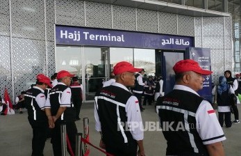  Cegah Covid 19, Alumni Petugas Haji Diminta untuk Peduli. Foto: Sejumlah petugas haji Indonesia sedang menyambut kedatangan jamaah haji Indonesia di Bandara Madinah, Arab Saudi. (Ilustrasi)
