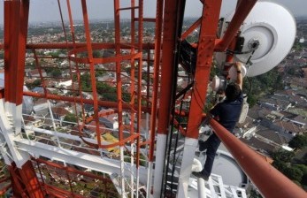  Investasi Telkomsel ke GOTO Dinilai Menguntungkan. Foto:   Seorang petugas melakukan pengecekan rutin perangkat menara BTS Telkomsel (ilustrasi).