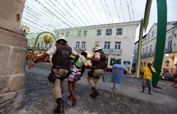 Seorang pria yang dikawal oleh polisi. Ilustrasi.Pemerintah El Salvador Tindak Tegas Pelanggar Karantina.