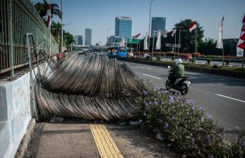 Sepeda motor melintas di dekat pagar kawat berduri yang disiagakan saat berlangsungnya Sidang Tahunan MPR dan Sidang Bersama DPR dan DPD di Jakarta, Senin (16/8/2021). 