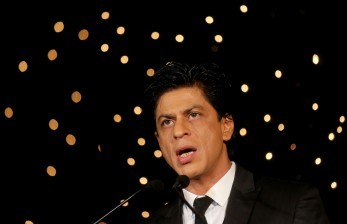 Shah Rukh Khan Jadi Aktor Bollywood Pertama yang Melenggang di Met Gala