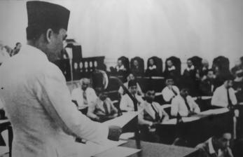 Soekarno berpidato dalam sedan BPUPKI.