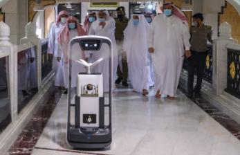 Arab Saudi Kerahkan 11 Robot Pintar Sterilkan Masjidil Haram