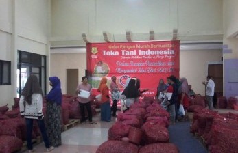 Suasana di Toko Tani Indonesia Center, Rabu (15/6).