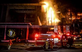 Suasana kebakaran yang melanda gedung Kejaksaan Agung RI di Jakarta, Sabtu (22/8).